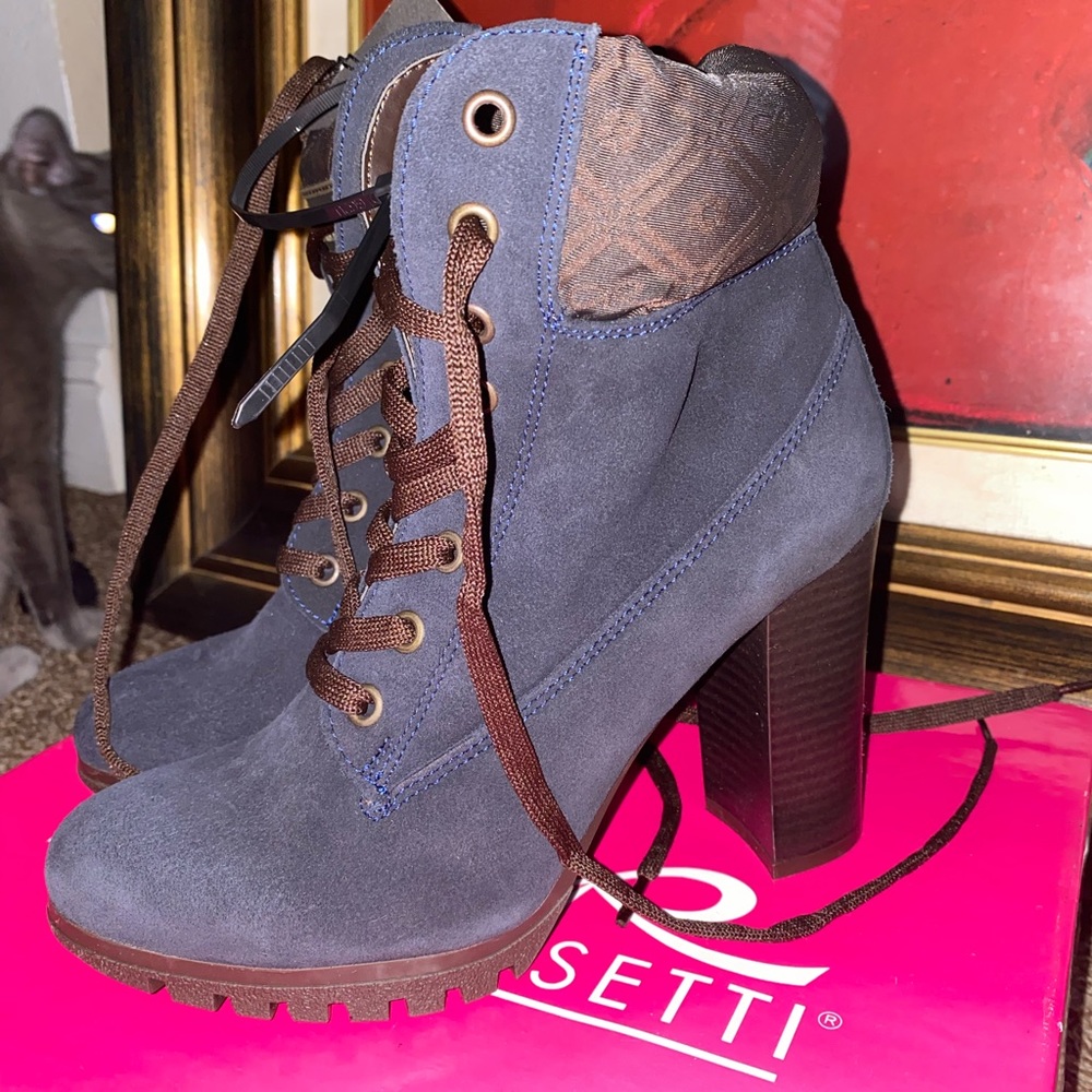 Real leather booties , look super comfy and warm - Picture 3 of 3